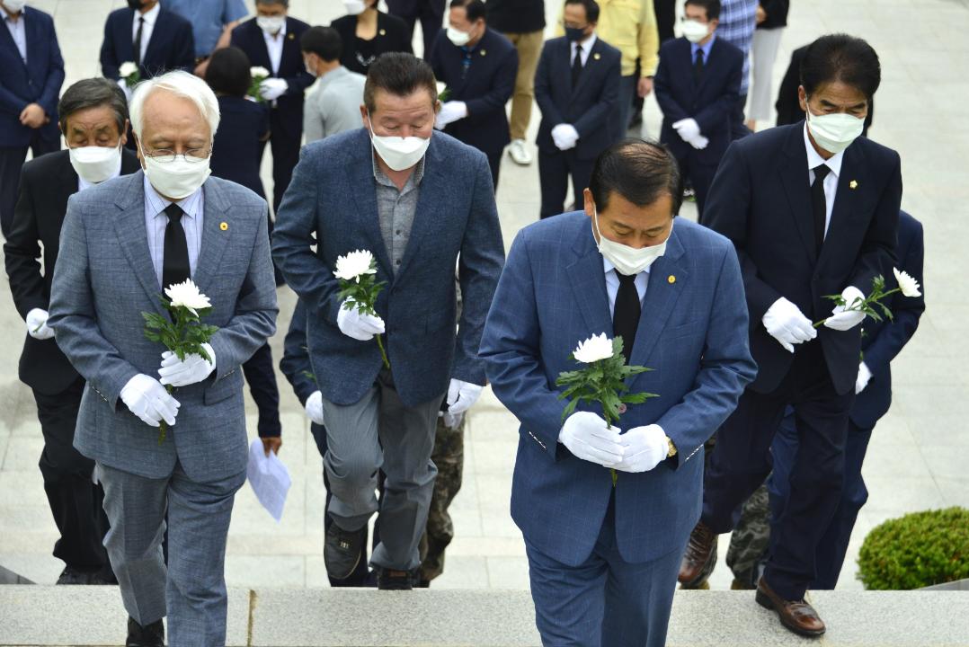 옥천군의회 6.25전쟁 70주년 기념 충혼탑 참배（충혼공원）