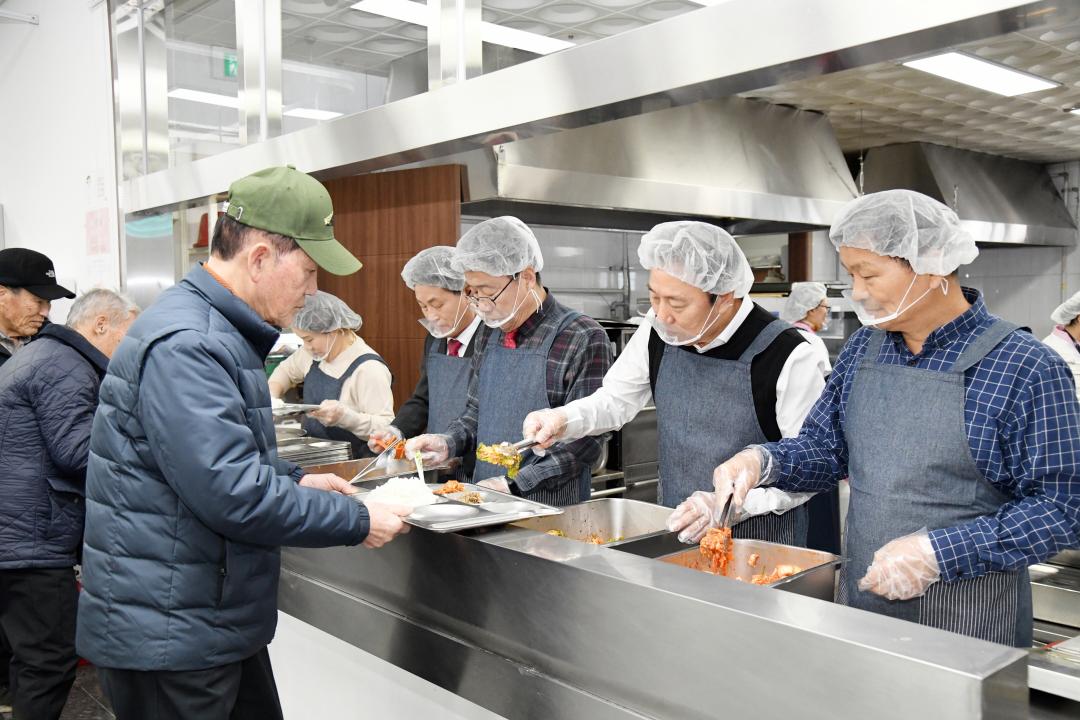 옥천군의회 의원 노인장애인복지관 배식봉사