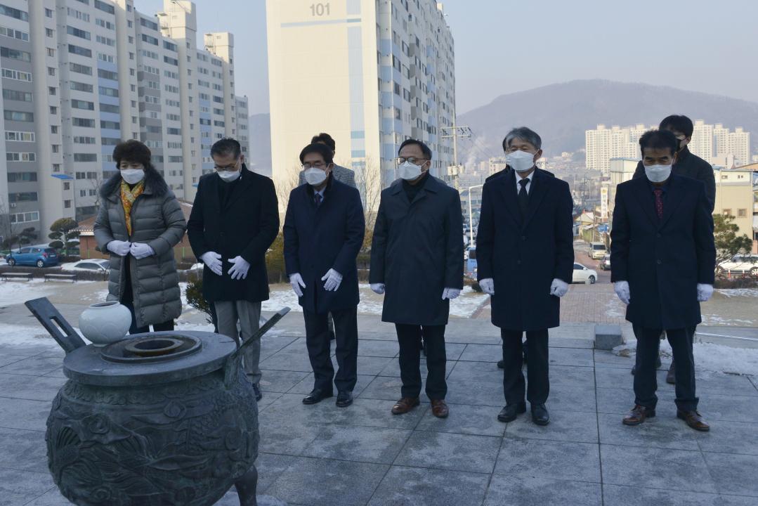 옥천군의회 새해 충혼탑 참배
