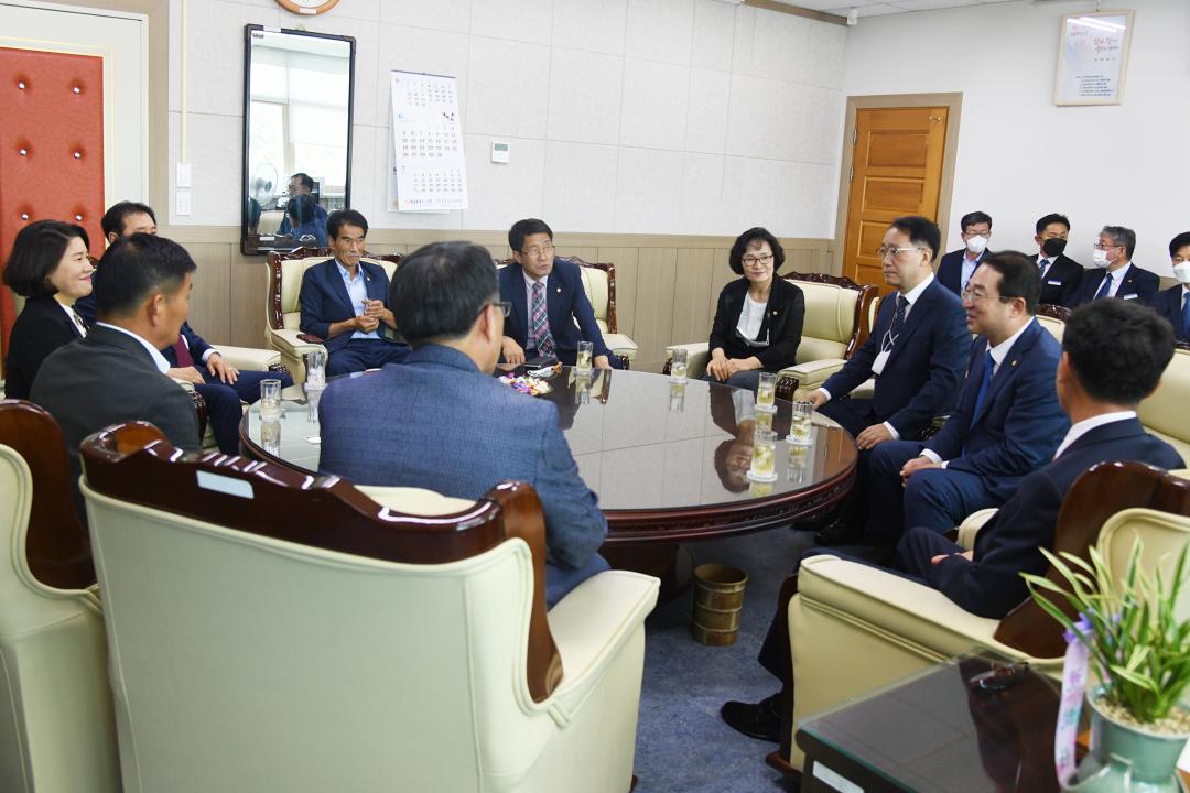 의장단과 군수 의회개원 환담
