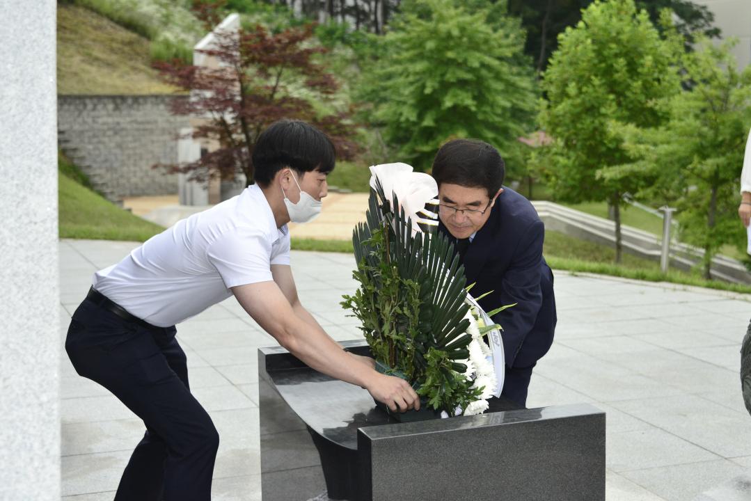 옥천군의회 후반기 의장단 충혼탑 참배